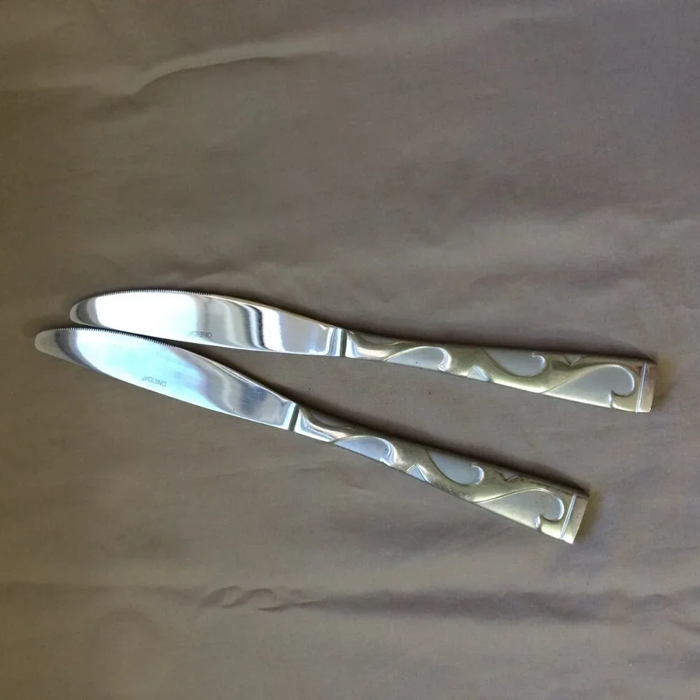 Oneida Tuscany Flatware 2 Dinner Knives 2-10 China 9 1/2”